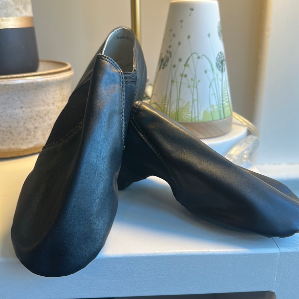 Soft sole dance shoes; women’s 7